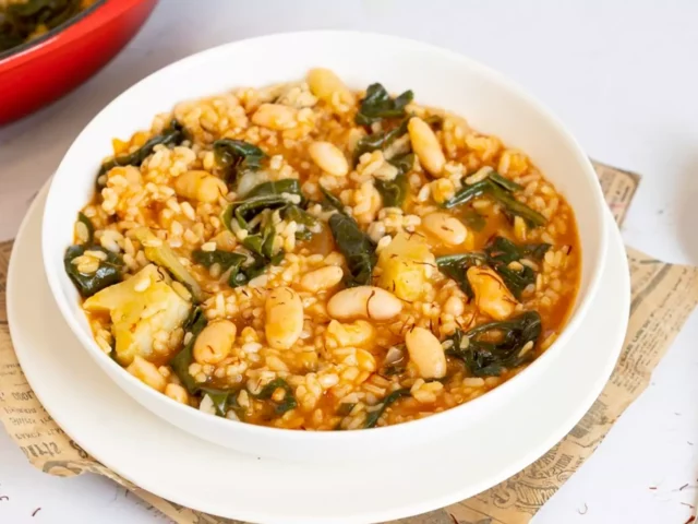 Arroz y habichuelas con espinacas