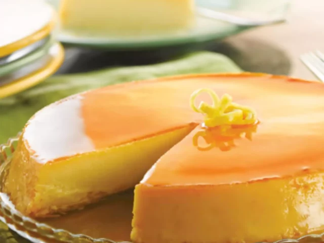 Flan de coco y limón con lima rallada