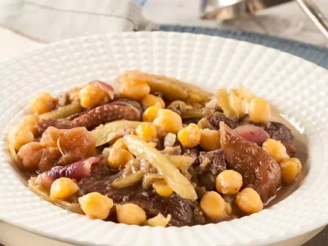 Guiso de pato con garbanzos y borrajas